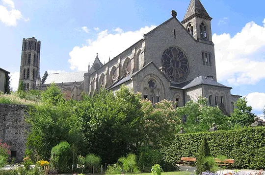L'Abbaye de la Règle, avec au loin la cathédrale Saint-Etienne et devant, les jardins.