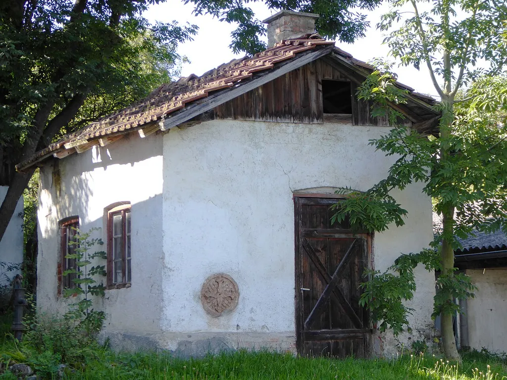 Haus mit eingelassenem Marmorrelief aus Kloster Herrenchiemsee, Lienzing (Gemeinde Gstadt am Chiemsee).