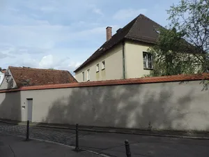 Fragment des ehemaligen Klostergartens des Instituts der Englischen Fräulein, Gartenpavillon, sogenanntes Steinernes Haus