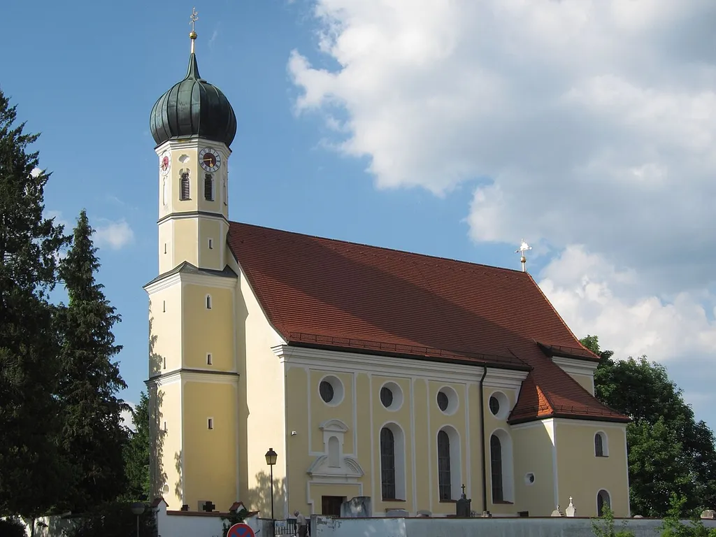 Pöring, Gde. Zorneding; kath. Filialkirche St. Georg; barock, 1696; mit Ausstattung.