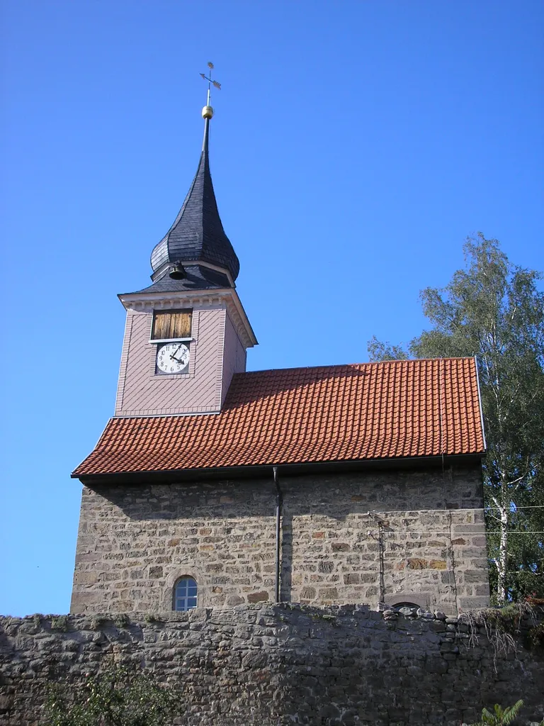 Die Dorfkirche von Wipfra, einem Ortsteil von Wipfratal im Ilm-Kreis (Thüringen, Deutschland).