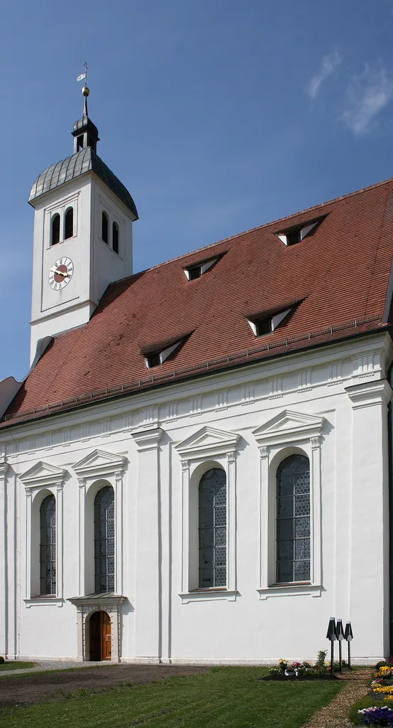 Evangelisch-lutherische Dreifaltigkeitskirche in Haunsheim, einer Gemeinde im Landkreis Dillingen an der Donau (Bayern), Ansicht von Süden