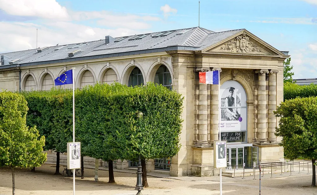 Le "Jeu de Paume" est situé à l'extrémité du jardin des Tuileries au 1 place de la Concorde à Paris. Le batiment est parallèle à celui de l'Orangerie, côté Seine. Le batiment, datant de 1861, a été transformé en salle d'exposition en 1909 et consacré pendant de nombreuses années, aux écoles artistiques étrangères contemporaines, comme annexe du musée du Luxembourg. Durant l'occupation allemande, il a servi de lieu de transit aux oeuvres saisies par les nazis. La célèbre française Rose Valland s'y est illustrée en notant toutes les oeuvres volées, préparant ainsi leur récupération et leur retour après guerre pour une grande partie d'entre elles. La place de cette institution majeure dans la politique culturelle nationale a du être repensée lors de l'ouverture du musée d'Orsay en décembre 1986. Antoine Stinco, architecte, a été chargé de la restauration du bâtiment du Jeu de Paume entre 1989 et 1991. Durant 12 années consécutives à partir de 1991, la Galerie nationale du Jeu de Paume a eu pour vocation la présentation des arts de la seconde moitié du XXè siècle, puis à nouveau sa mission a été redéfinie. Le Jeu de Paume est aujourd'hui un lieu de référence pour la diffusion et la valorisation de la photographie Le Jeu de Paume <a href="http://www.jeudepaume.org/" rel="noreferrer nofollow">www.jeudepaume.org/</a>