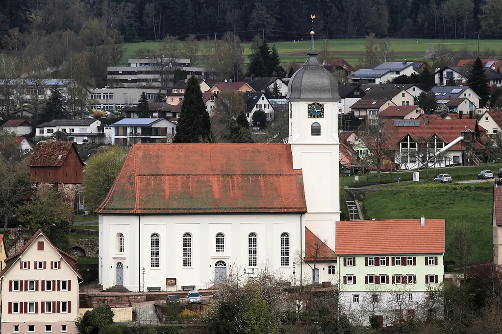 Blick vom Aussichtspunkt Egenhauser Straße zu Stadtkirche und Haus Hohenbergstraße 2 in Altensteig