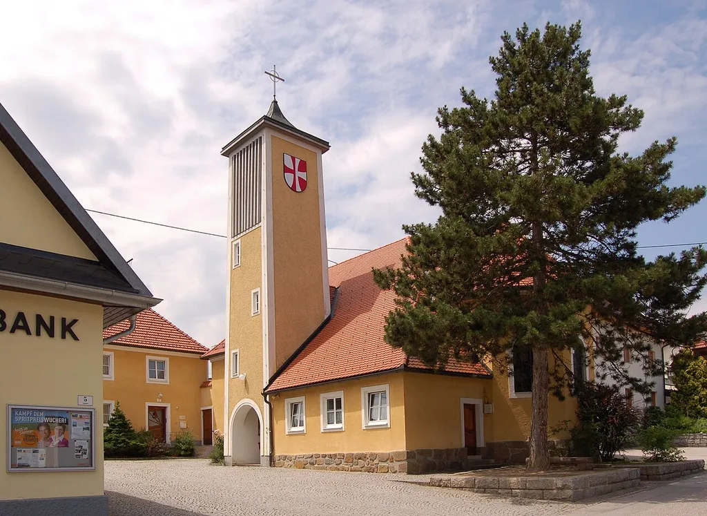 Die Kirche Maria-Hilf wurde zwischen 1930 und 1933 errichtet und zwischen 1952 und 1953 erweitert. Der Glockenturm wurde 1961 angebaut. This media shows the protected monument with ObjektID 22061 in Austria. (Commons, de, Wikidata)