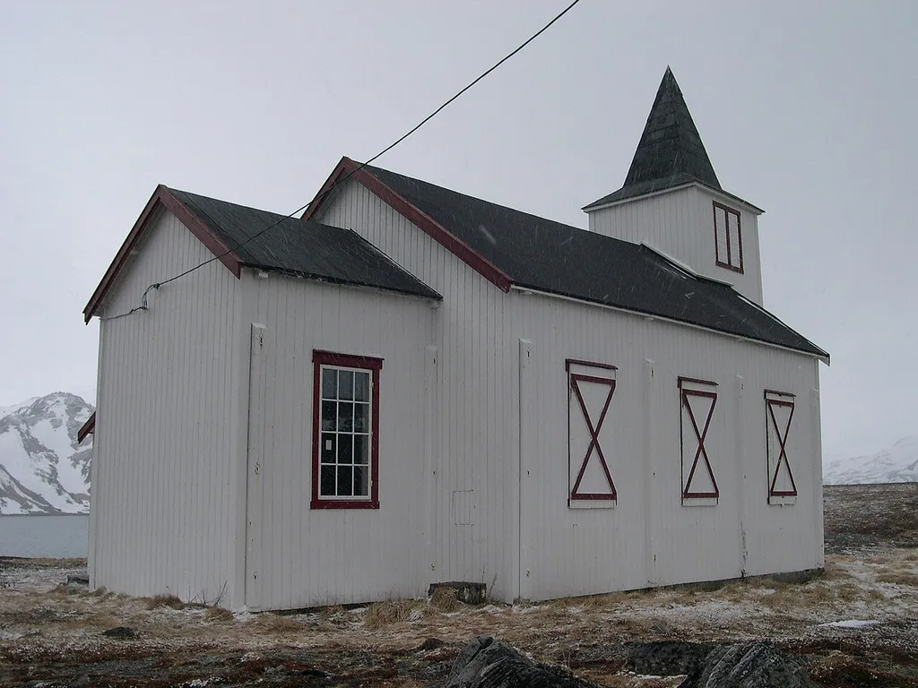 Dønnesfjord kirke. Foto: Oddbjørn Sørmoen, fra Riksantikvarens Kulturminnebilder.