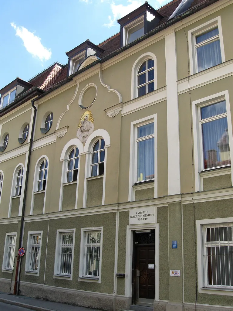 Kistlerstraße 11; Kloster und Schule der Armen Schulschwestern, Fassade z. T. barockisierend mit Madonnenrelief, 1871-72 mit späteren Erweiterungen.