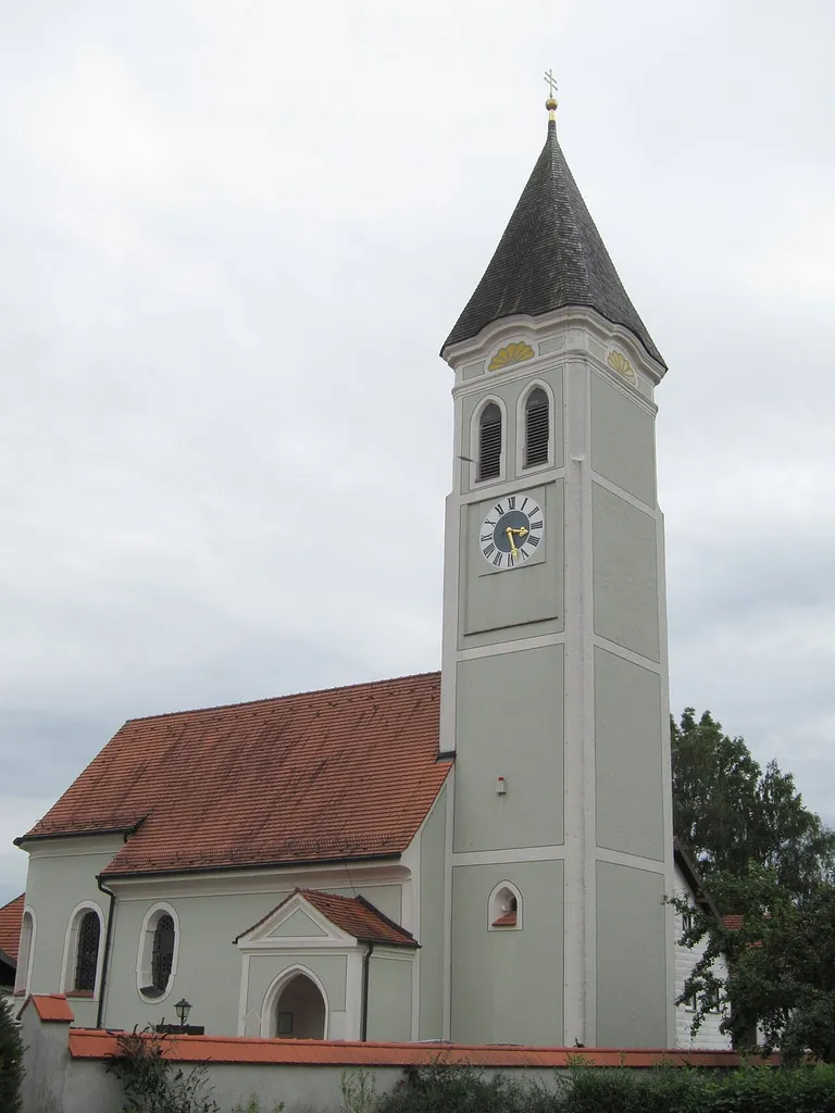 Kath. Filialkirche St. Urban, im Kern spätgotisch, 1706 von Anton Kogler umgebaut; mit Ausstattung
