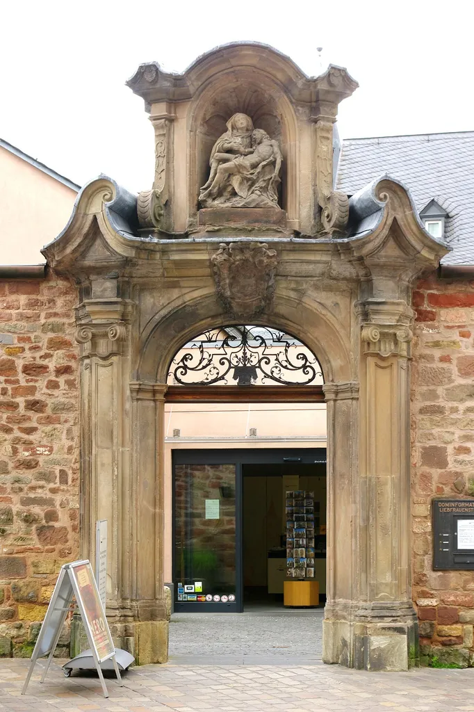 Portal an der Dominformation, stand früher am Agnetenkloster