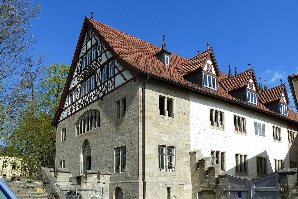 Das Zeughaus (Arsenal) in Meiningen, ehemaliger Hauptbau des 1239 gegründeten Franziskanerklosters. Dachgeschoss im 19. Jahrhundert erneuert.