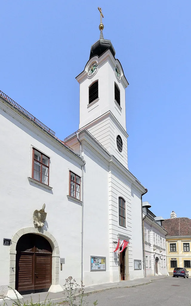 Die Pfarrkirche hl. Apostel Thomas in Nussdorf, ein Bezirksteil des 19. Wiener Gemeindebezirkes Döbling.Die schlichte josephinische Kirche wurde von 1784 bis 1789 nach Plänen von Josef Gerl erbaut, nachdem Nussdorf im Zuge der josephinischen Reformen eine eigenständige Pfarre wurde.