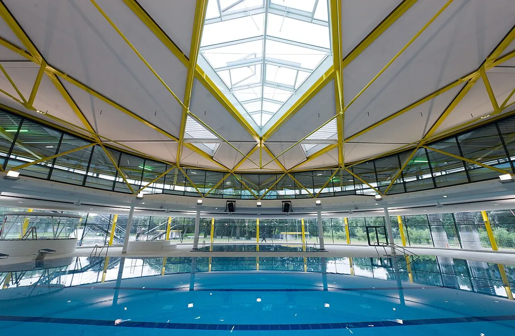Schwimmbad im Lentpark mit Eishochbahn