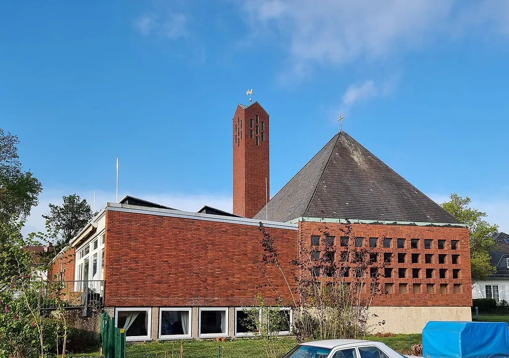 Evangelische Gustav-Adolf-Kirche in Kiedrich/Rheingau. Erbaut mit Hilfe des Gustav-Adolf-Werkes. Architekt: Friedrich Söder, Darmstadt. Einweihung am 2. Mai 1965. Teil der TRIANGELIS-Gemeinde Eltville - Erbach - Kiedrich.