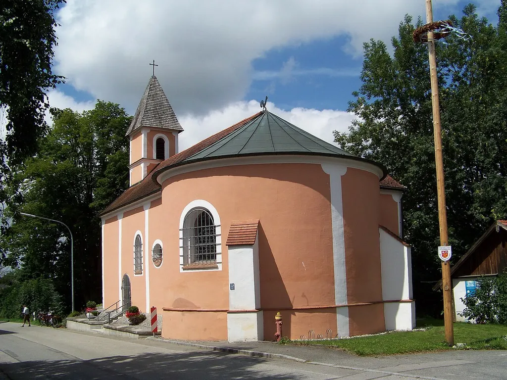 Opperkofen 11. Kath. Kirche der Schmerzhaften Muttergottes; kleine Barockanlage des späten 17. Jh., nach Brand 1866 vergrößert und mit einem Turm versehen; mit Ausstattung.