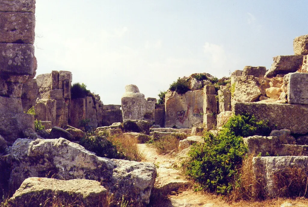 Kloster des Säulenheiligen Simeon Stylites des Jüngeren, Nähe Antakya, Südtürkei In der Mitte der Rest der Säule, auf der er angeblich gelebt hat