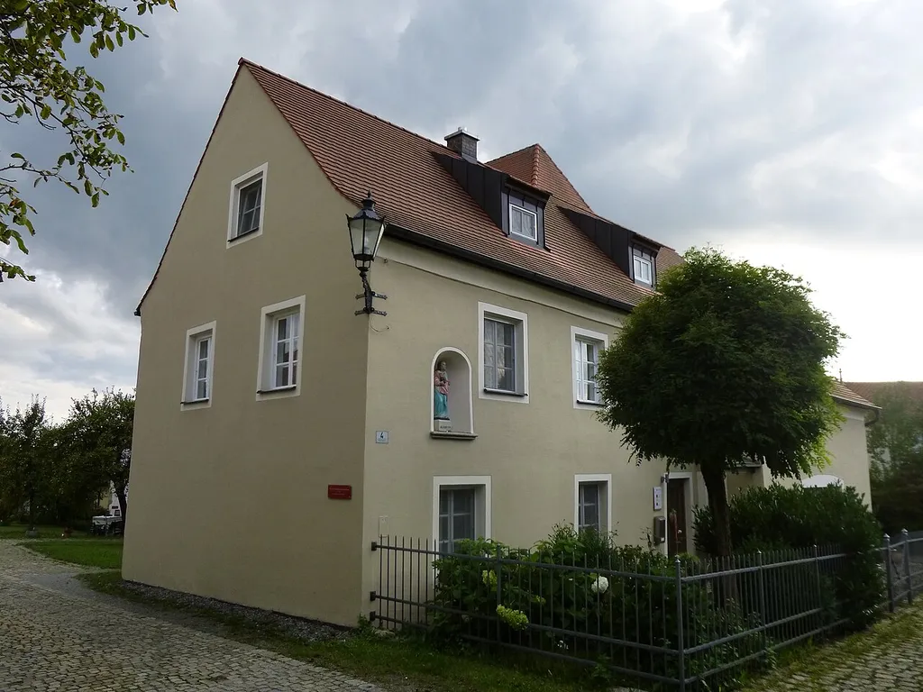 Ehemalige Klosterstallung des Klosters Windberg mit der Steinfigur des Heiligen Sabinus am Pfarrplatz Nr. 4 in Windberg. Liste der Baudenkmäler in Windberg