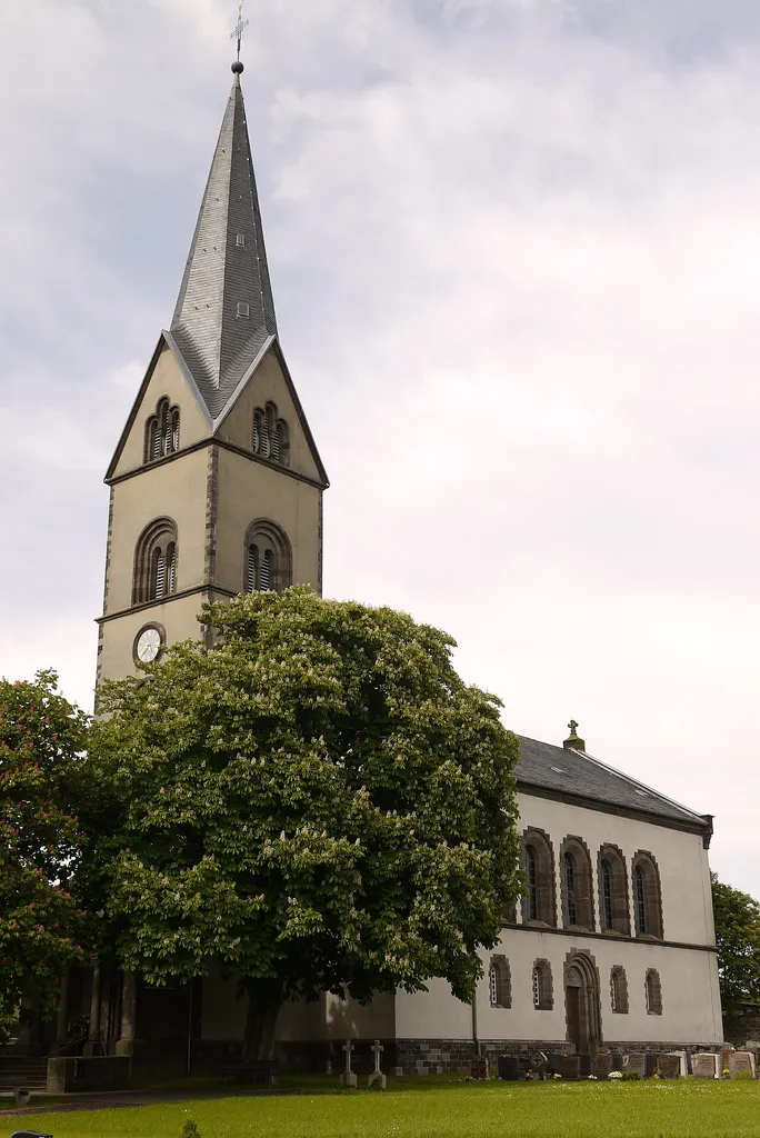 Seitenansicht der Kirche in Steinbach, Fernwald, Hessen