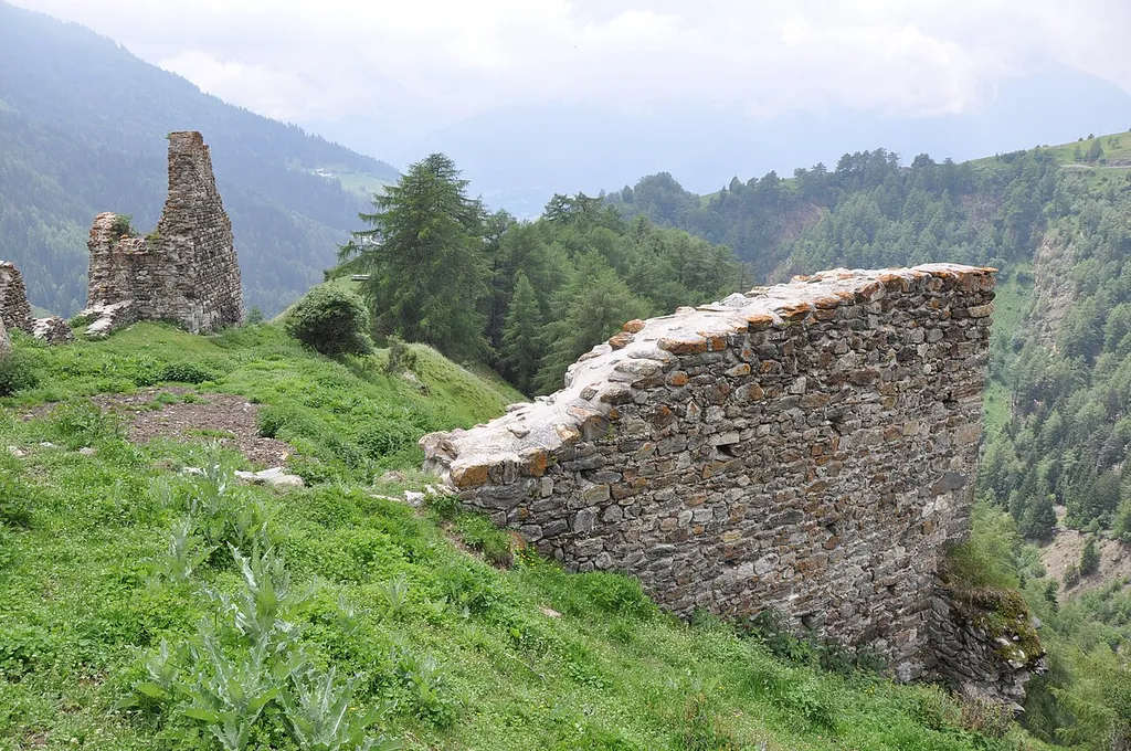 Burg Obermatsch in der Gemeinde Mals in Südtirol
