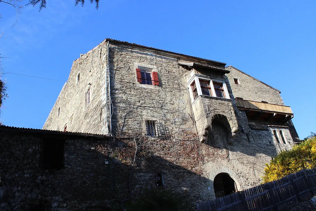 Schloss Auer in Dorf Tirol (Südtirol) Hauptgebäude Südansicht, im Innenhof