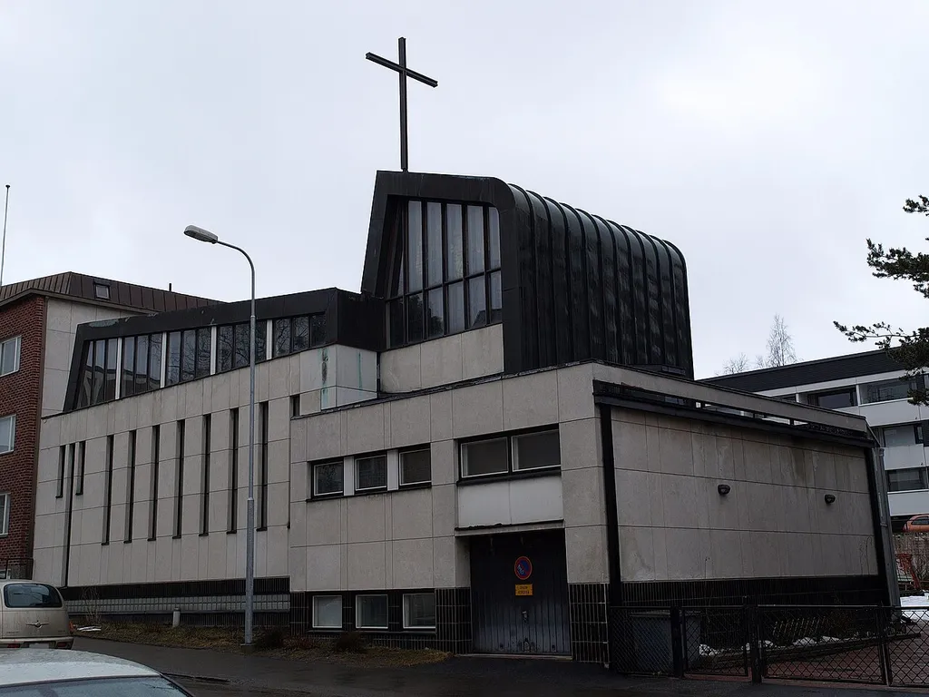 Pyhän Olavin kirkko Jyväskylässä, kuvattu alamäestä