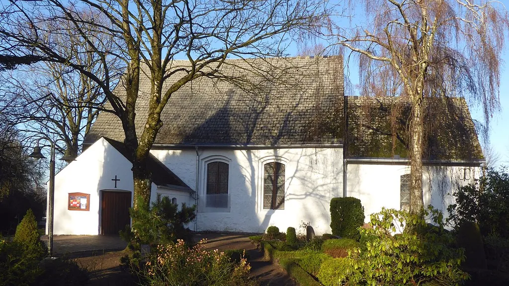 Struxdorf St.-Georgs-Kirche aus Feldstein- und Natursteinquadermauerwerk mit einem Backsteinanbau. Errichtet 13. Jahrhundert Foto 2018 Wolfgang Pehlemann P1280489