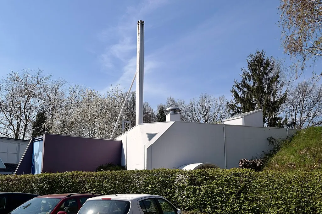 De Andreaskerk Heerlen uit 1977, ontworpen door Laurens Bisscheroux is laatste kerk die in Heerlen is gebouwd. Ze ligt deels ondergrond.