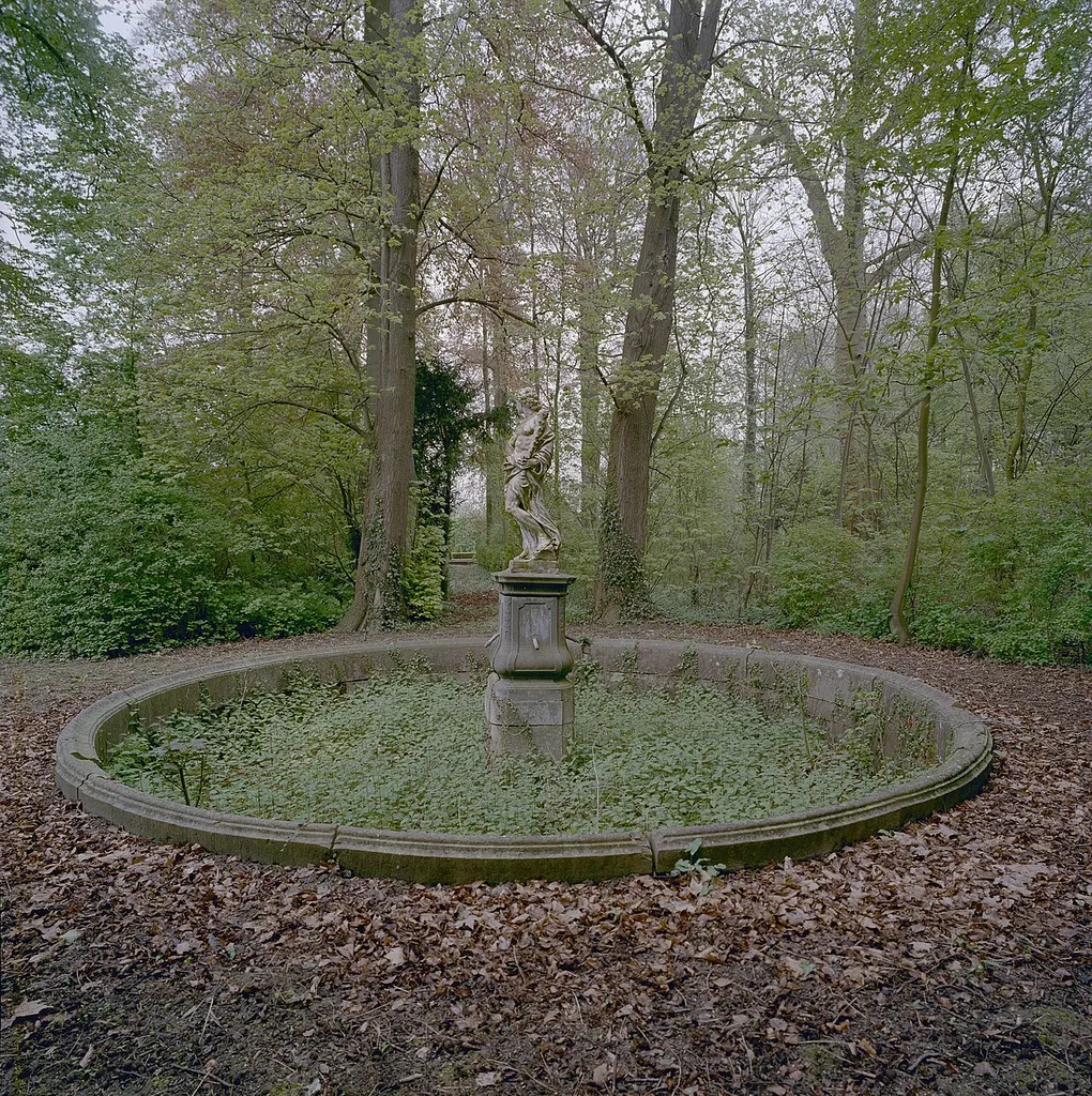 Kasteel Genhoes: Ronde vijver (?) in de tuin met beeld in het midden