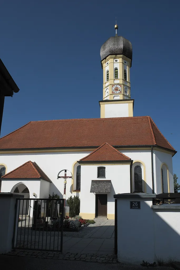 Katholische Filialkirche St. Georg in Pfaffenhofen, einem Ortsteil von Jesenwang im Landkreis Fürstenfeldbruck (Bayern/Deutschland)