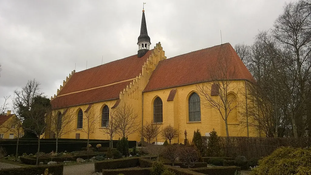 Kirken set fra kirkegården (SØ)