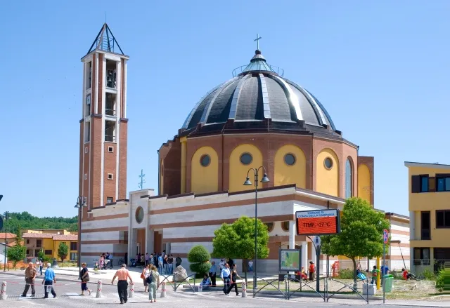 Seguendo una antica tradizione l'ultimo sabato di maggio le ragazze di Sant'Andrea di Conza si recano in processione alla Cattedrale di Conza per onorare la Madonna della Gaggia (Acacia). Il simbolo del pellegrinaggio è il fazzoletto bianco in testa e la coroncina di uva spina. Wikipedia: Sant'Andrea di Conza; Conza della Campania.