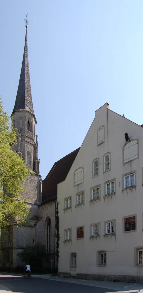 Die Bürgerspitalskirche Heiliger Geist am Palmplatz in Braunau am Inn (Oberösterreich). This media shows the protected monument with ObjektID 106736 in Austria. (Commons, de, Wikidata)