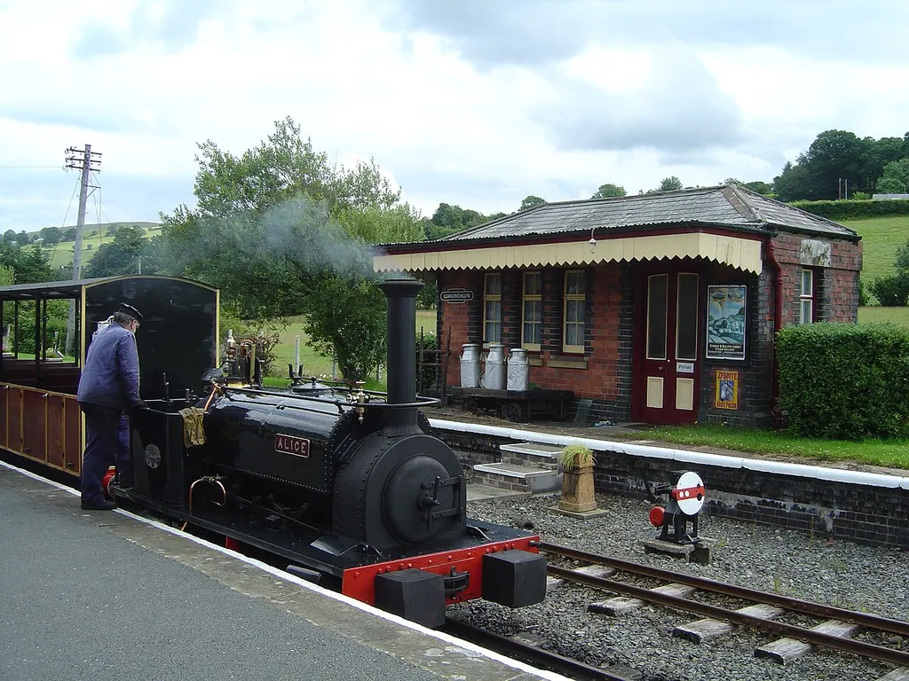 Alice at Llanuwchllyn on the Bala Lake Railway Brezhoneg: Tren bihan Bala, war lez Llyn Tegid Cymraeg: Rheilffordd Llyn Tegid: Alice yn Llanuwchllyn Deutsch: Bala Lake Railway Français : Alice au Bala Lake Railway Русский: Великие узкоколейки Уэльса: Bala Lake Railway
