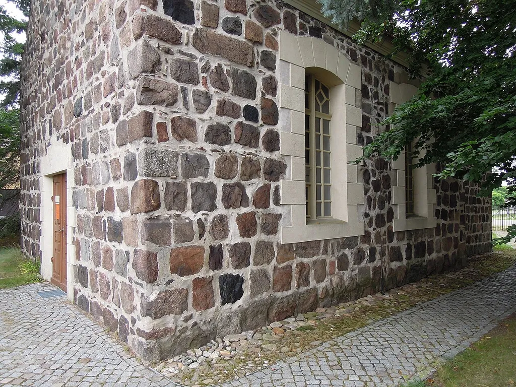 Zallmsdorfer Kirche -Südfassade turmseitig- im August 2020