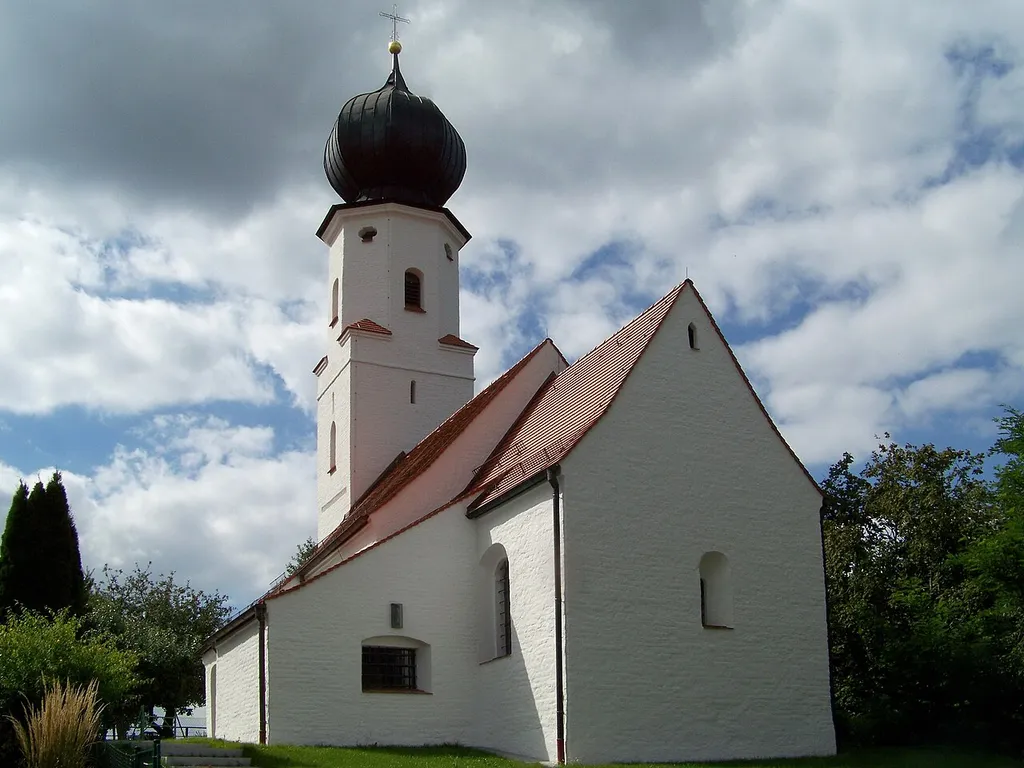 Piegendorf, katholische Filialkirche St. Martin, frühgotischer, barock veränderter Saalbau mit eingezogenem geraden Chorschluss und Westturm, Turmoberbau 1780; mit Ausstattung.