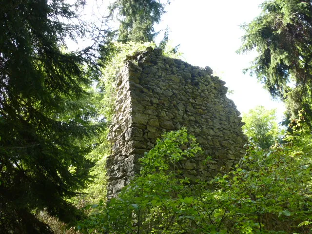 Die Überreste des Bergfrieds der Ruine Luegg bei Semriach