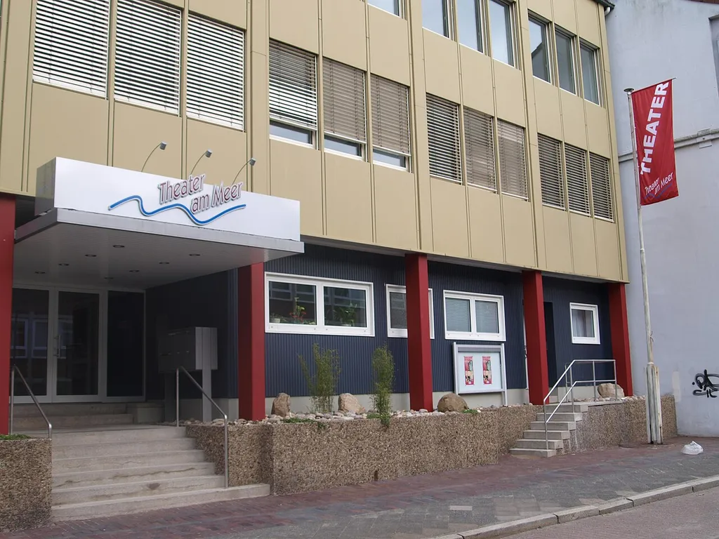 Theater am Meer - Niederdeutsche Bühne Wilhelmshaven; Eingang mit Logo und Theaterfahne