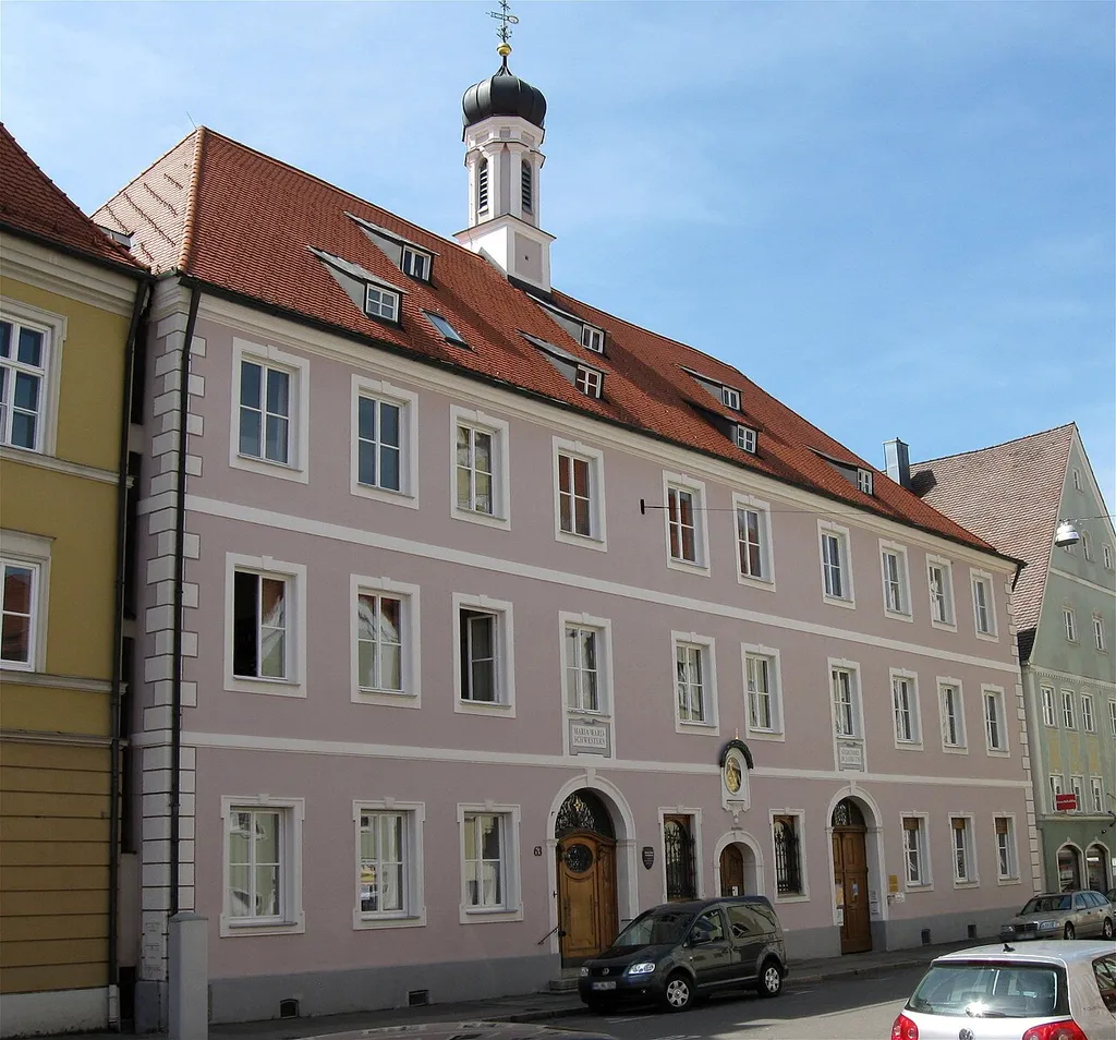 Maximilianstraße 63; Institut der Englischen Fräulein, unregelmäßige Vierflügelanlage, dreigeschossige Walm- bzw. Satteldachbauten mit Kapelle Herz Jesu im Nordflügel, von German Pecher und Valerian Brenner 1715-20, Erweiterung des Südflügels nach Westen 1896/97, Verbreiterung des Ostflügels durch Johann Baptist Nerb 1954; mit Ausstattung. D-7-78-173-102