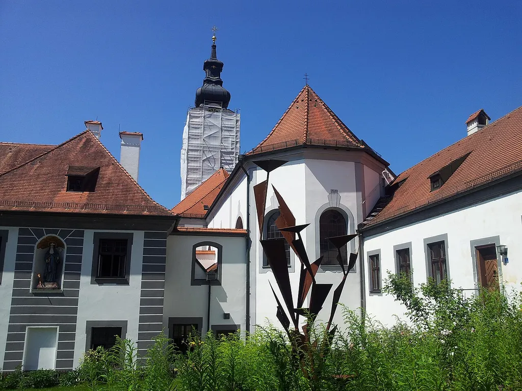 Birgittenkloster Altomünster (Ostseite mit Birgitten-Statue)