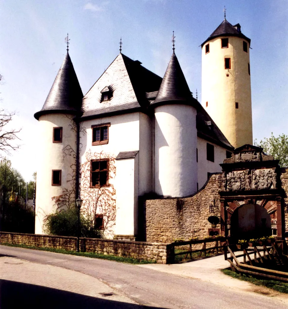 Burg Rittersdorf, Palas aus der Zeit von 1550, Bergfried um 1290, Wappentor von 1575