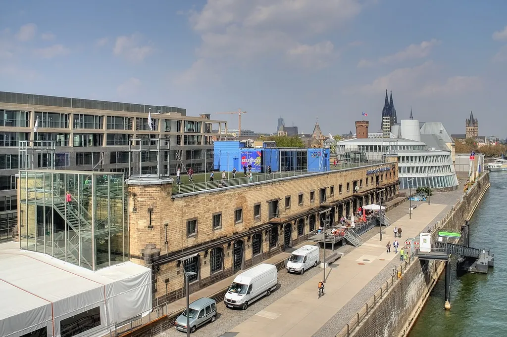 Rheinauhafen Köln - Deutsches Sport- und Olympiamuseum - Rheinseite