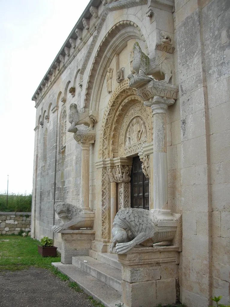 Façade nord de l'abbatiale San Leonardo de Siponto (Pouilles), vue depuis l'ouest