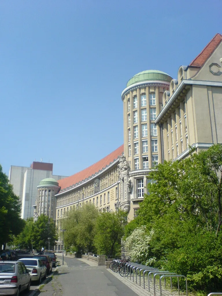 Deutsche Bücherei Leipzig – Hauptgebäude mit Bücherturm (German library Leipzig – main building with book tower)