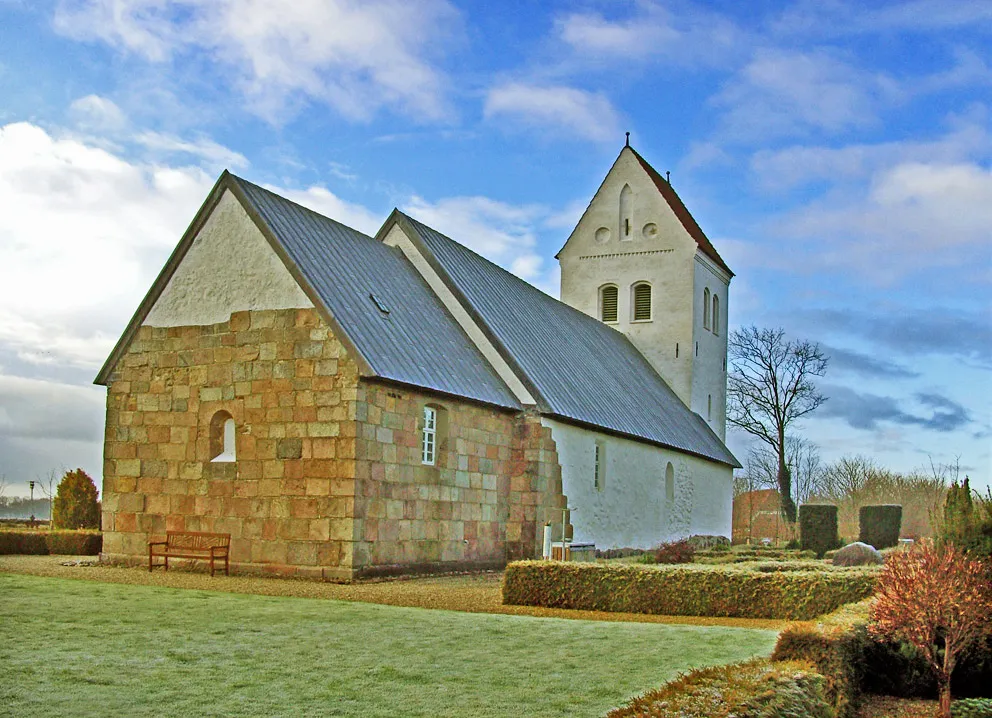 Bølling Kirke nordøst for Skjern fra nordøst