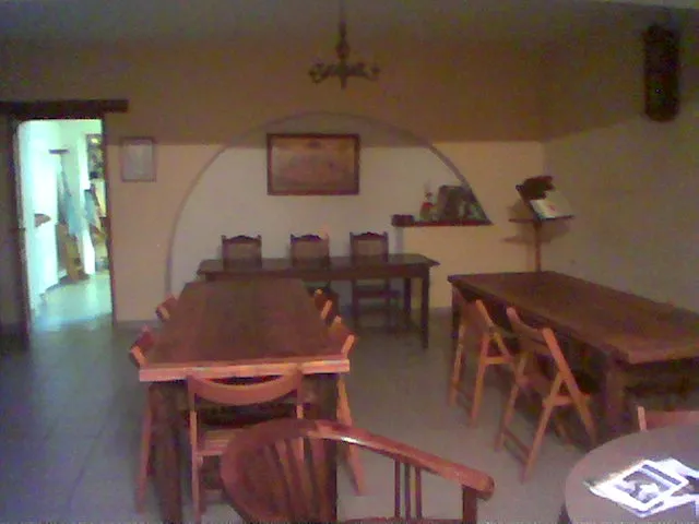 Trapèze (table). Salle à manger du monastère de Cantauque (Provence).