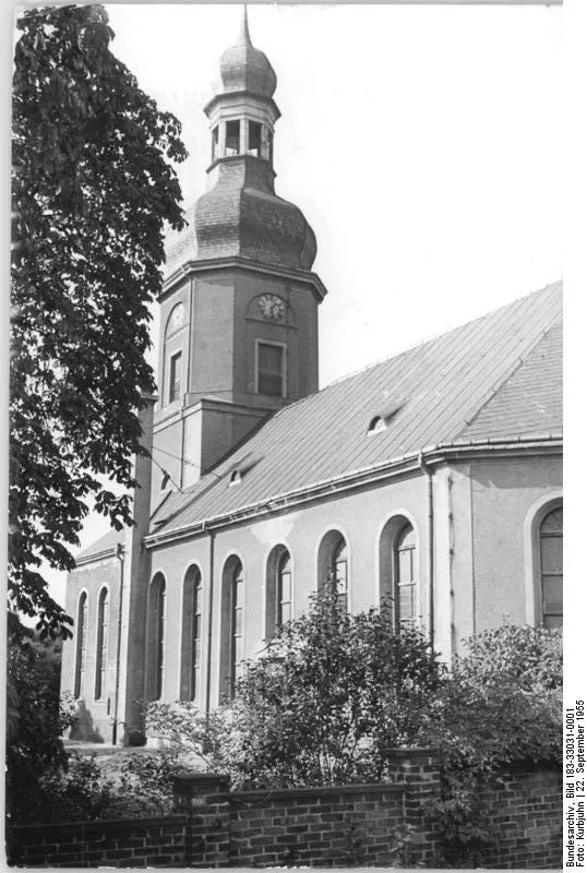 For documentary purposes the German Federal Archive often retained the original image captions, which may be erroneous, biased, obsolete or politically extreme. Leipzig, Schönefeld, Gedächtniskirche Zentralbild Bez. Red. Leipzig 22.9.1955 Kurbjuhn Schumann-Ehrung 1956 UBz: Gedächtniskirche in Leipzig-Schönefeld, um 1500 erbaut. 1813 vollkommen zerstört und 1820 in der heutigen Form wieder aufgebaut. In dieser Kirche wurde Robert Schumann am 12.9.1840 mit Klara Wiesk getraut.