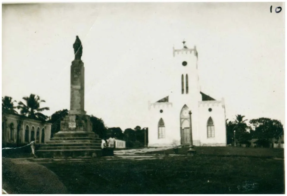 Praça Santa Teresa com catedral de Santa Teresa D'Ávila ao fundo, em Tefé, Amazonas