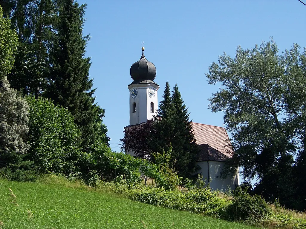 Niederwinkling, Welchenberg, Schloßbergweg 1. Katholische Filialkirche St. Mauritius, um 1660/70; mit Ausstattung.