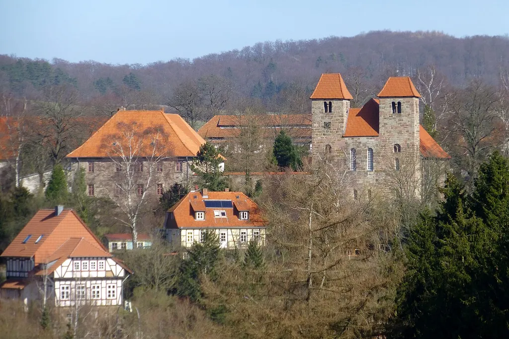 Blick von Südwesten über das Wendebachtal auf die Klosterkirche (rechts) und das ehemalige Klostergebäude (links) auf dem Kirchberg in Reinhausen, Gemeinde Gleichen, Südniedersachsen