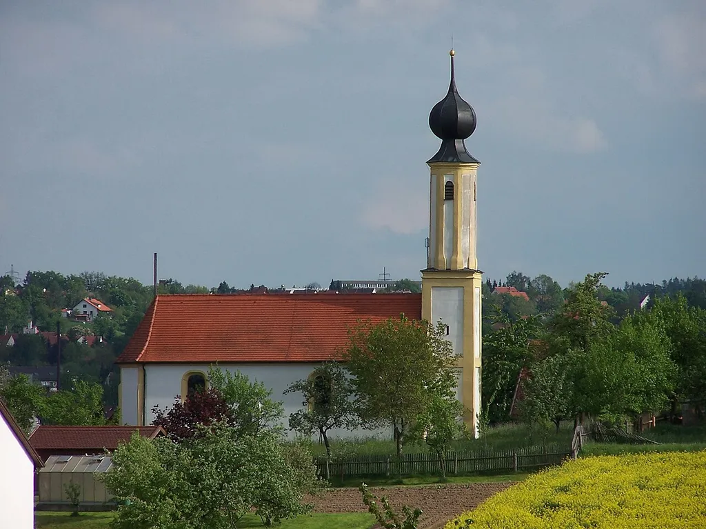 Rottenburg an der Laaber. Pattendorf Bergstraße 22. Filialkirche St. Walburga. Langhaus, 2. Hälfte 13. Jahrhundert, Chor Ende 15. Jahrhundert, barocker Ausbau Mitte 18. Jahrhundert, durch Johann Georg Hirschstötter; mit Ausstattung.