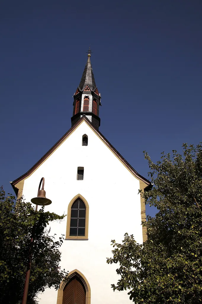 Blick auf die Westseite der Katholischen Kirche in Monzernheim (Rheinhessen) aus Südwesten